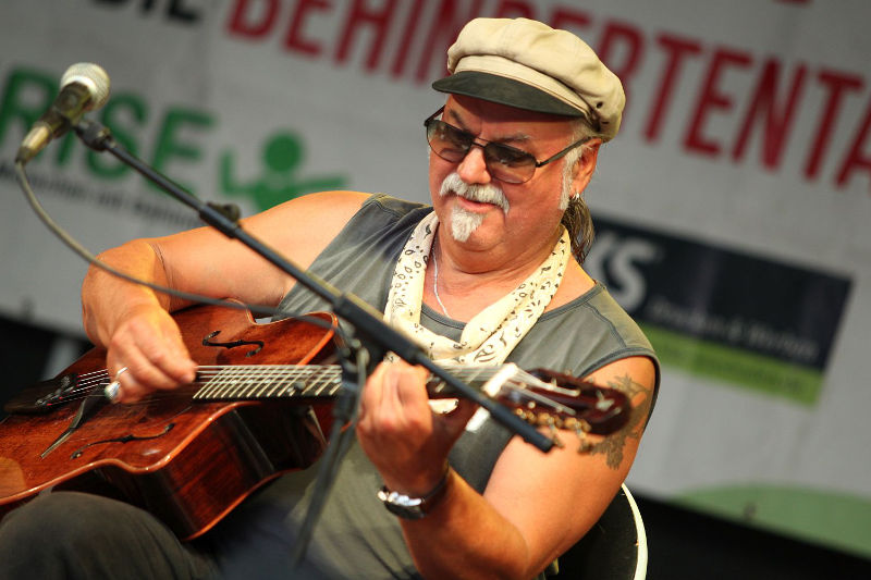 Bruno Brasil spielt Gitarre